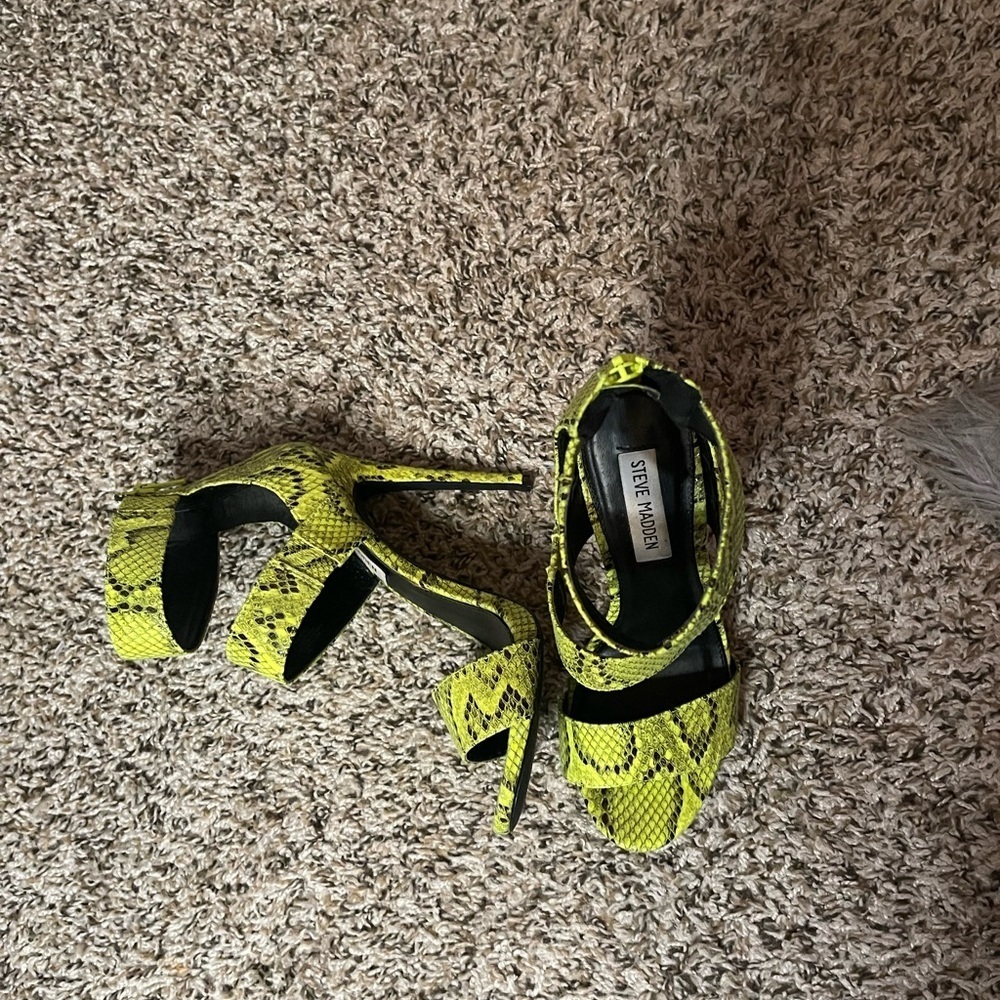 Steve Madden Mira Highlighter Green Snake Print Strappy Heels - Picture 4 of 10